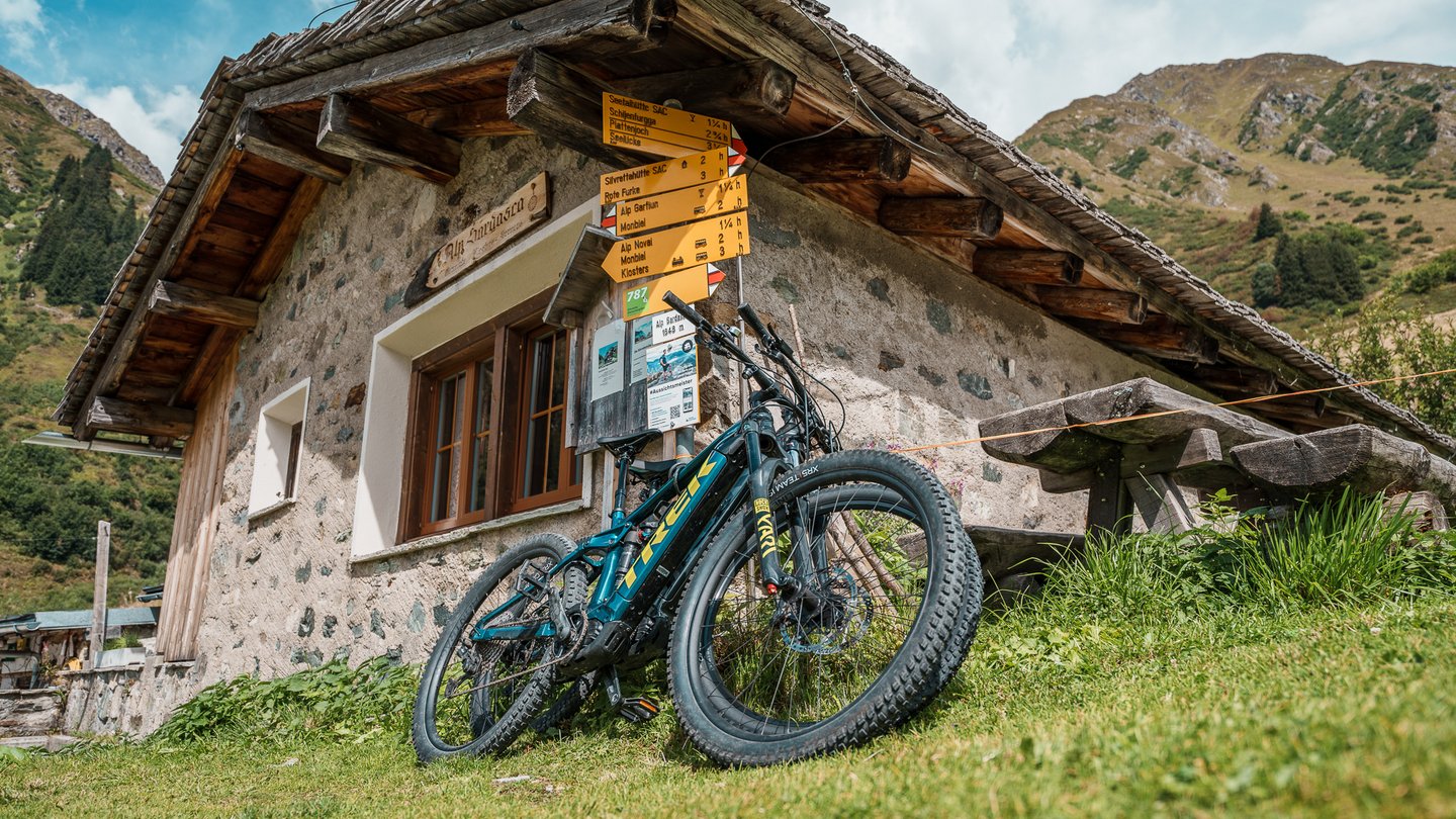 Bei einem «Bike & Hike»-Abenteuer in Davos Klosters verkürzt ein Mountainbike den langen Zusteig durch die Seitentäler.