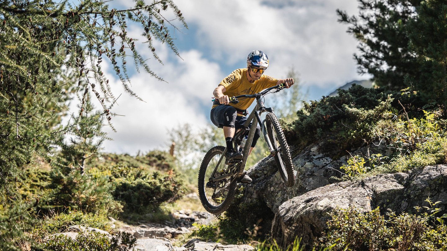 High alpine, flowing, blocked or leisurely in the valley: Tom Oehler rocks the single trails in Davos Klosters.