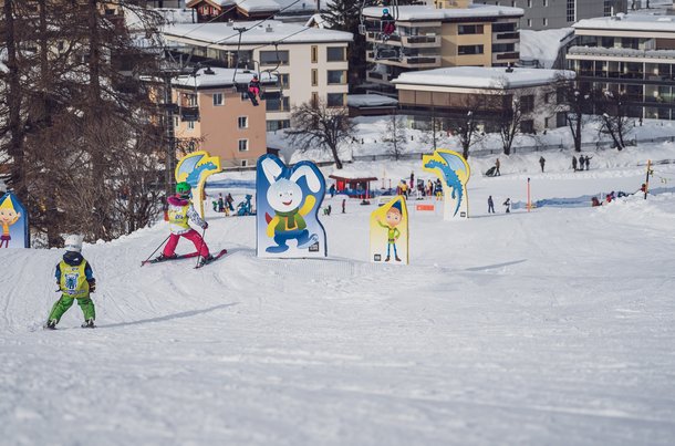  Auf der neuen «Kids Slope Home of Winter» am Carjöl in Davos entdecken Kinder beim Skifahren die Geschichte des Schneedrachens Flurin.