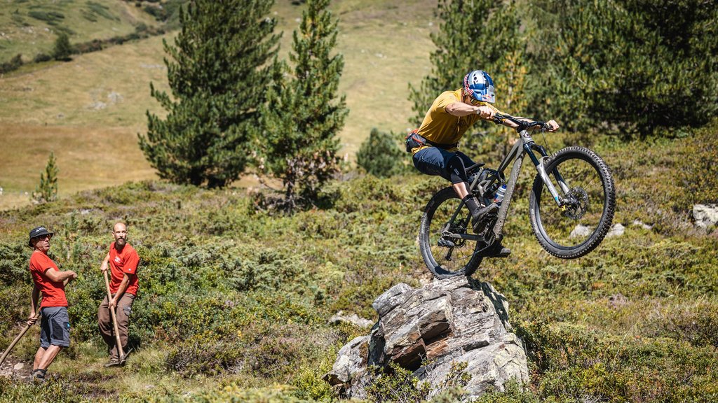 The single tracks in Davos Klosters have probably never been ridden as playfully as by Tom Oehler.
