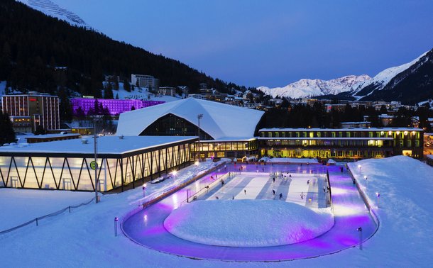 Der Eistraum Davos bietet Eislaufen, Eisstockschiessen, Hockeyspielen und Eisschnelllauf.