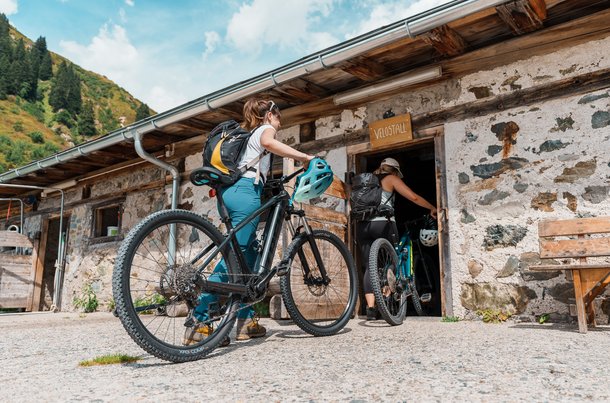 Die Seitentäler von Davos Klosters sind ideal für ein Abenteuer wie Bike & Hike.