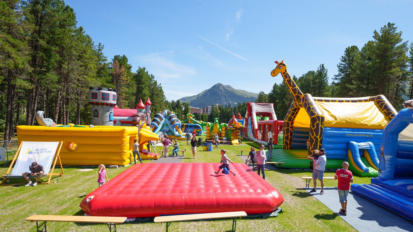 The oversized bouncy castles at Hüpfparadies Davos provide fun and adventure.