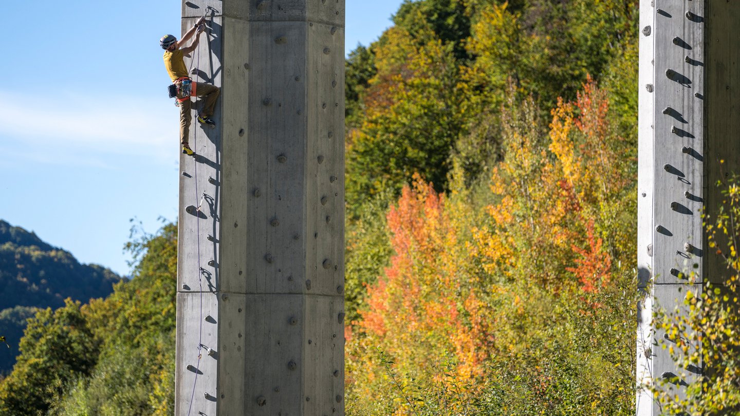 The new climbing park at the Sunniberg bridge in Klosters offers 20 climbing routes.