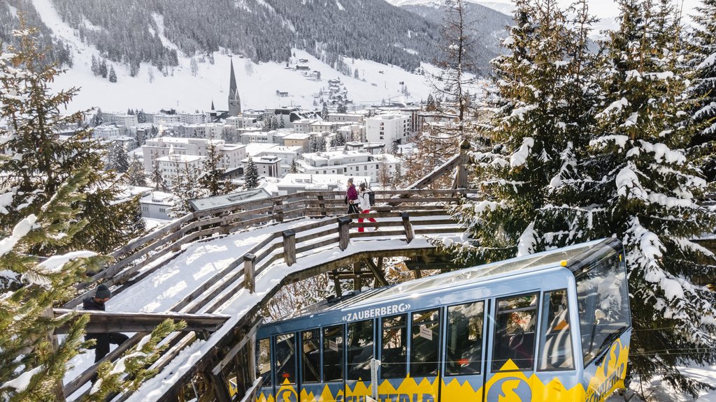 Als Fotostopp beim Winterwandern in Davos lohnt sich ein Halt auf der hölzernen Überführung bei der Schatzalpbahn.
