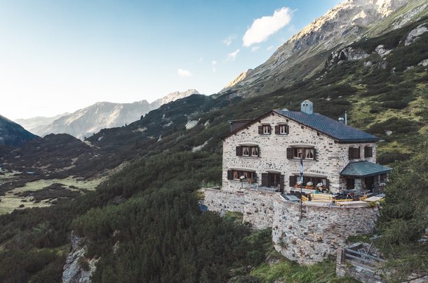 Die Berghütten in Davos Klosters sind ein idealer Ausgangspunkt für längere Wanderungen.