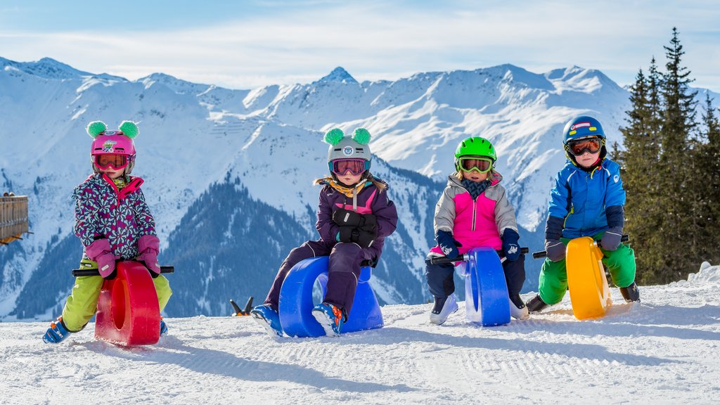 Im Übungsgelände auf Madrisa in Klosters, Schweiz, gleiten Kinder auf Funridern spielend durch den Schnee.