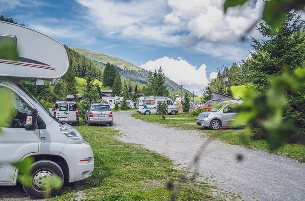 Der Campingplatz am Rinerhorn in Davos Klosters, Schweiz, ist im Sommer wie Winter geöffnet.