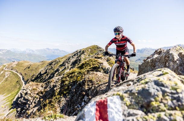Bei der Sommer-Challenge #Bikestar in Davos Klosters fahren Mountainbiker die schönsten Singletrails und können dabei tolle Preise gewinnen.
