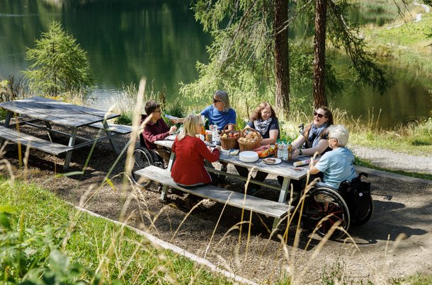 Gemeinsames Picknick in der Natur: Davos Klosters bietet barrierefreie Grillstellen.