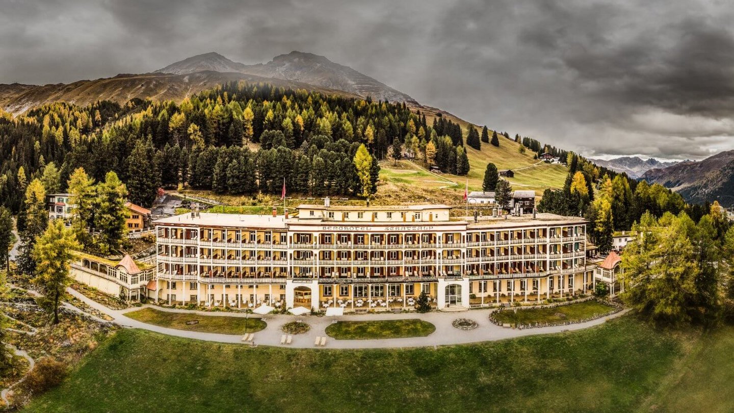 Die Schatzalp in Davos, Schweiz, liegt auf einer weiten Sonnenterasse (1861 m ü. M. Das Hotel und mit ihm der ganze Berg sind mit dem Roman 'Der Zauberberg' (1924) vom deutschen Schriftsteller und Nobelpreisträger Thomas Mann unsterblich gemacht worden.