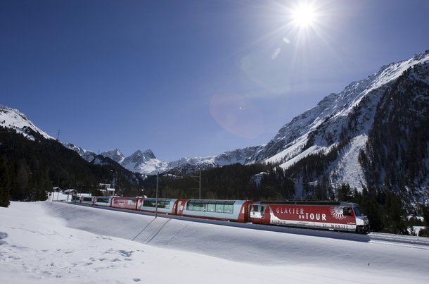 Eine Zugfahrt mit dem Glacier Express gehört auf jede Bucket List in Davos Klosters.