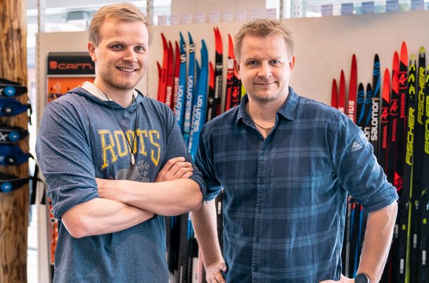 Die Brüder Maurus und Markus Kehl führen das Langlaufgeschäft Hofmänner Sport Davos.