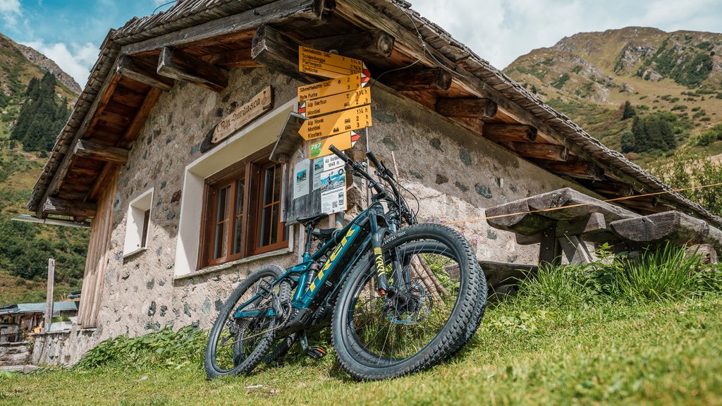 Bei einem «Bike & Hike»-Abenteuer in Davos Klosters verkürzt ein Mountainbike den langen Zusteig durch die Seitentäler.