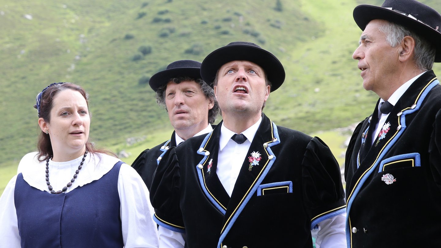 Tradition und Folklore beim Schwingfest Bügla 2024 im Kurpark Davos.