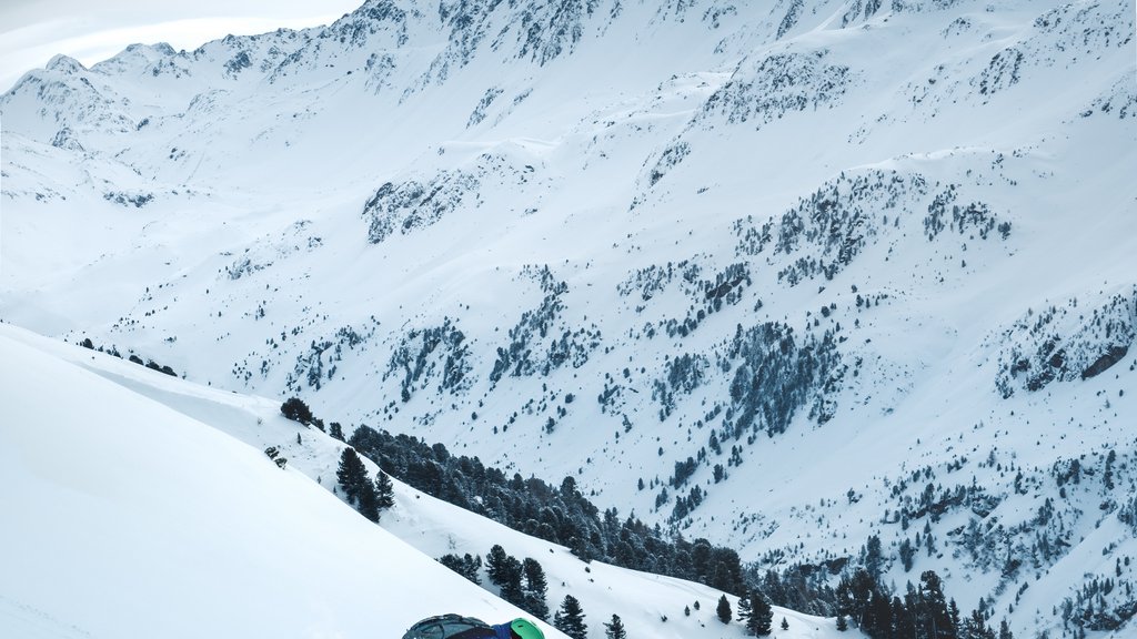 Auf Pischa in Davos Klosters, Schweiz, geht es auf einem Fatbike mühelos durch den Tiefschnee.