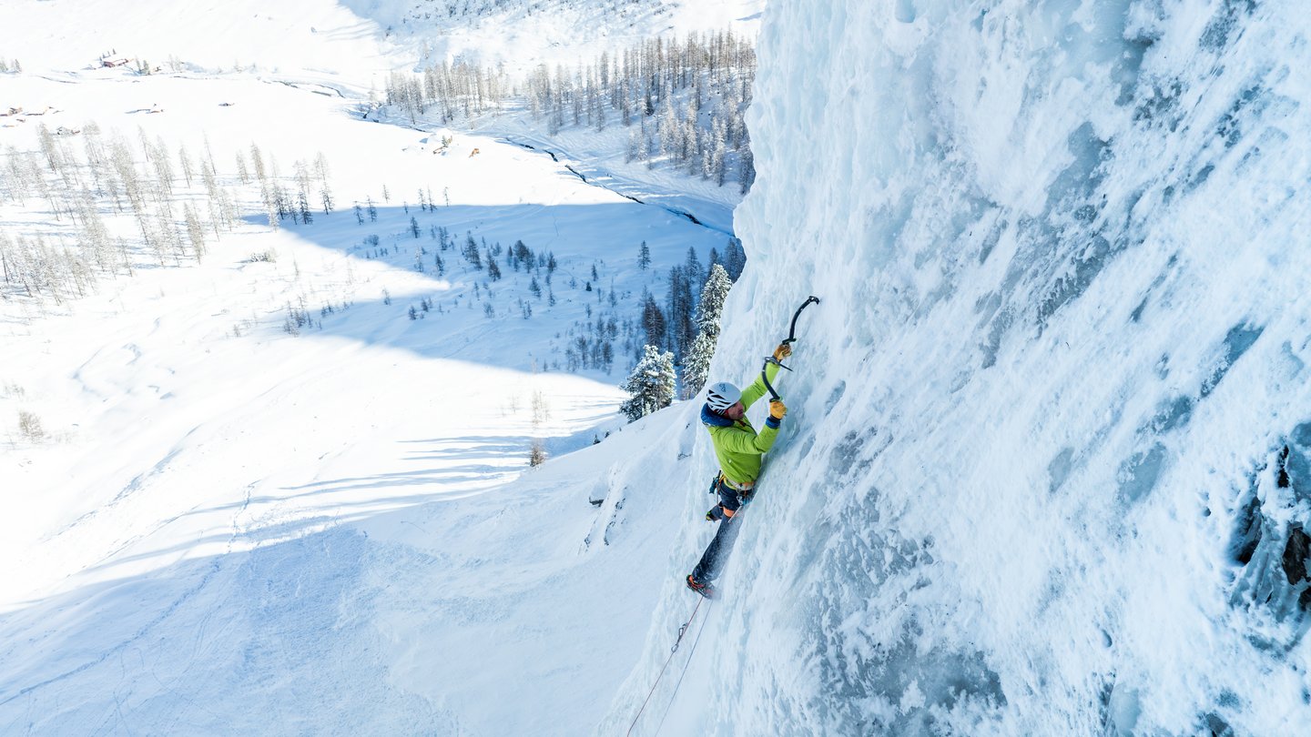 Eisklettern in Davos: Der gefrorene Wasserfall im Sertig eignet sich hauptsächlich für Mehrseillängenrouten mit einer Länge von 150 bis 180 Klettermeter. 