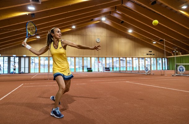 Tennisspielen wie Ex-Tennisstar Martina Hingis können Gäste in der Arena Klosters.