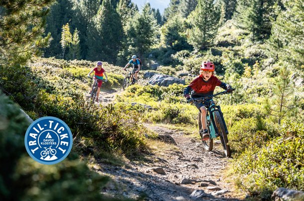 Die blaue Bike-Strecke des Trail-Tickets Davos Klosters ist für Familien und Einsteiger.