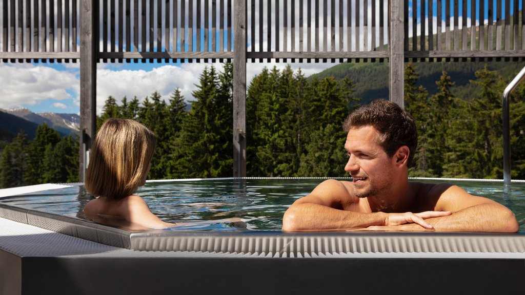 Entspannen im Wellness- und Erlebnisbad eau-là-là in Davos, Schweiz.
