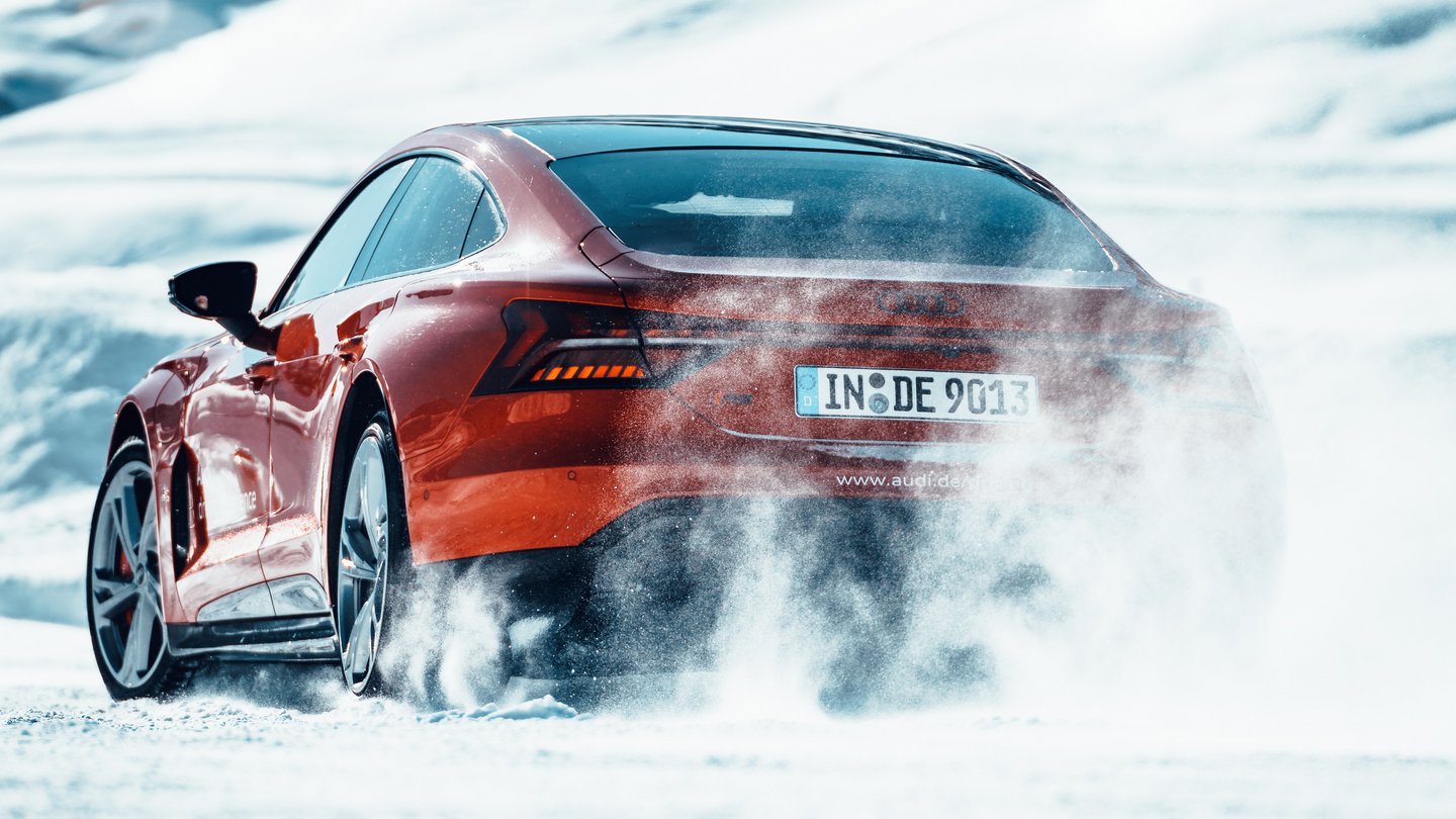 Das Audi-Winterfahrtraining am Flüelapass auf einer speziell präparierten Eispiste und auf der Passstrasse fordert Autofahrer heraus.
