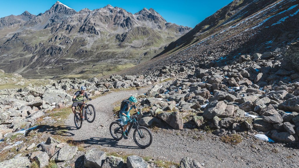 E-Bike-Touren in Davos Klosters versprechen viel Fahrspass mit ordentlich Uphill Flow auf steilen Passagen.
