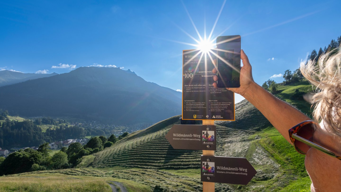 Mit der Web-App zum Wildmännli-Weg Klosters kann man sich Belohnungen beim Wandern freischalten.