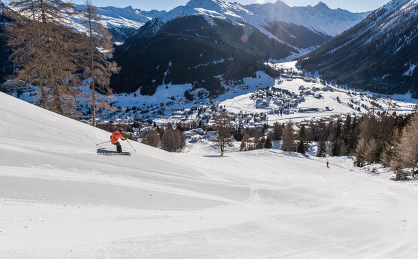 Frühmorgendliche Talabfahrt im Skigebiet Davos Parsenn.