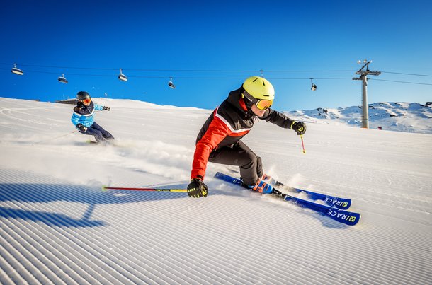 Davos Klosters bietet mit Parsenn, Jakobshorn, Rinerhorn, Pischa, Schatzalp und Madrisa sechs Skigebiete in den Schweizer Alpen.