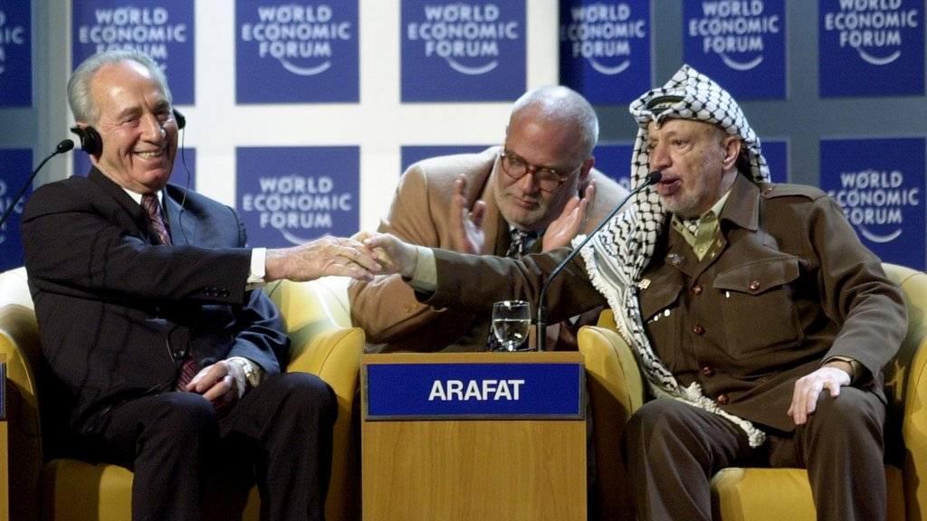 A historic handshake between Shimon Peres and Yasser Arafat at the 2001 WEF in Davos.(Image:WEF Archive)