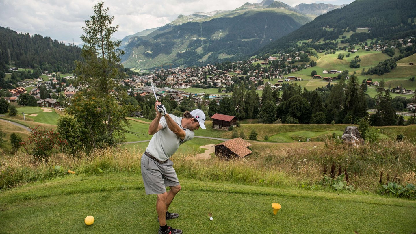 The 9-hole golf course in Klosters occupies a stunning location, boasts expansive greens and offers tees with spectacular views of the stunning mountain landscape and the holiday resort of Klosters.