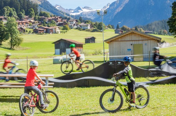 The mobile pumptrack and skills park for mountain bikers in Klosters is ideal for children.