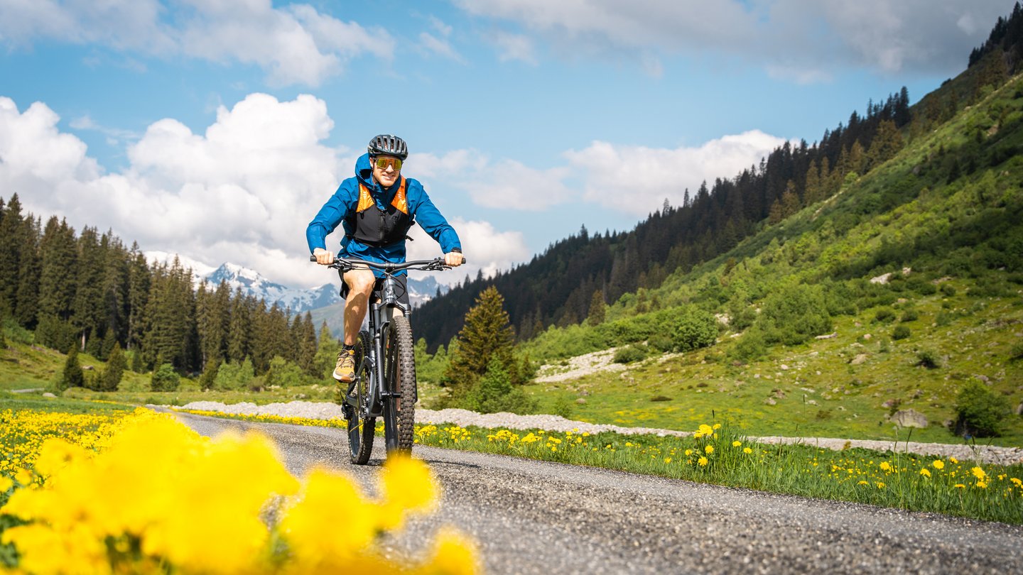 Dario Cologna on a “Bike & Hike” adventure in Davos Klosters.