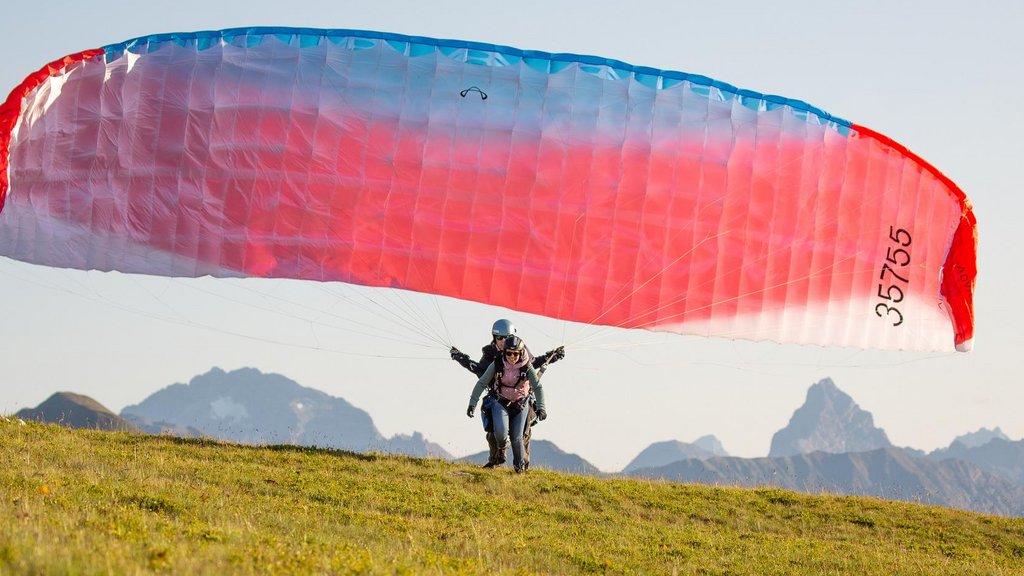 Paragliders in Davos will find good flying conditions on the Jakobshorn all year round, with easy landing spots.