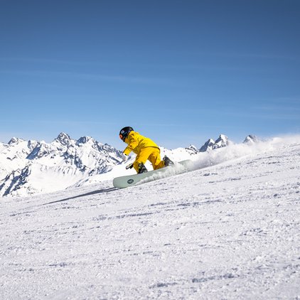Skifahren beim Swiss Winter Camp Asia 2023 in Davos Klosters