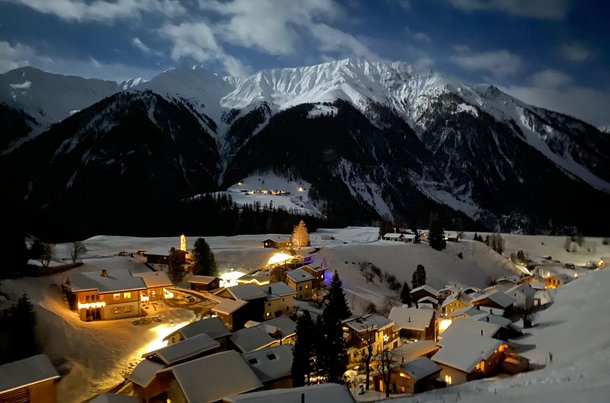 Davos Wiesen bei Nacht im Winter.