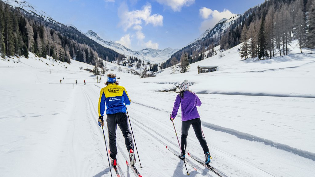 Der Nordic Guide zeigt Gästen eine besonders schöne Davoser Langlauftour in klassischer Technik.