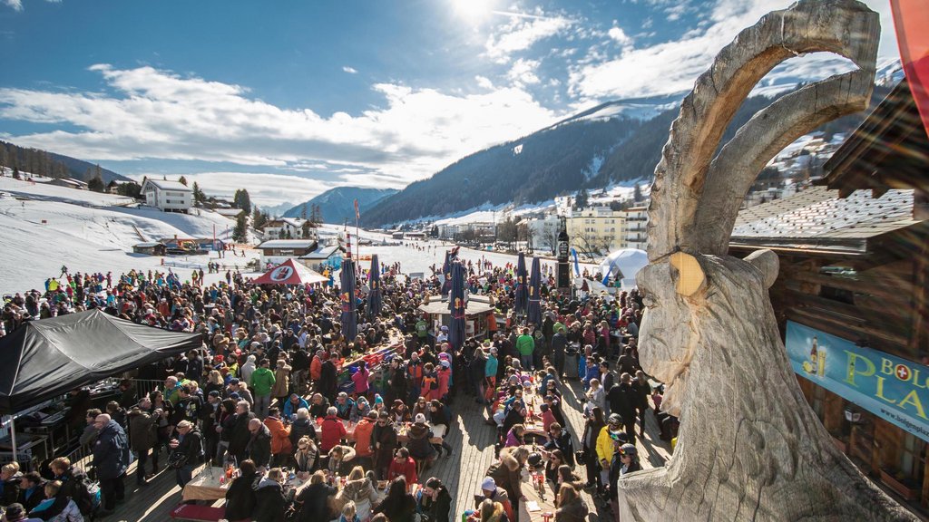 When the sun is gone, the interior of the Bolgen Plaza in Davos is transformed into an après-ski venue with a high flirt factor.