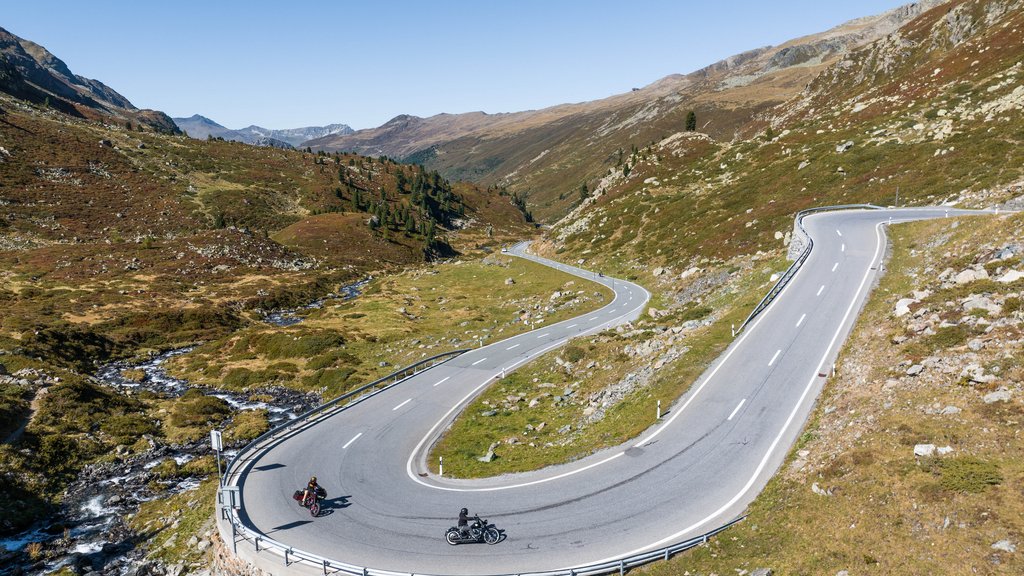 Motorradfahrer lieben die kurvenreichen Passstrassen in Davos Klosters.