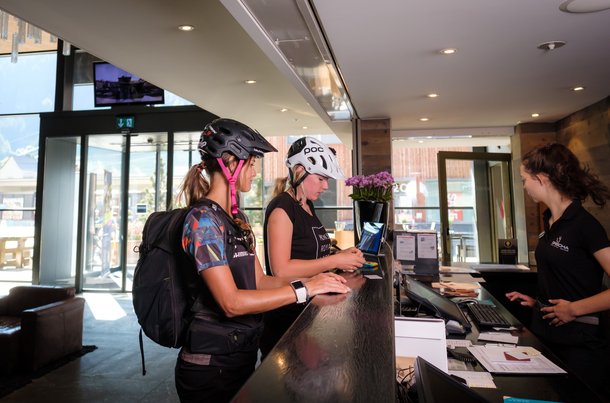 Spezialisierte Bike-Hotels in Davos Klosters bieten zahlreiche Vorteile für gelungene Sommerferien auf dem Bike.