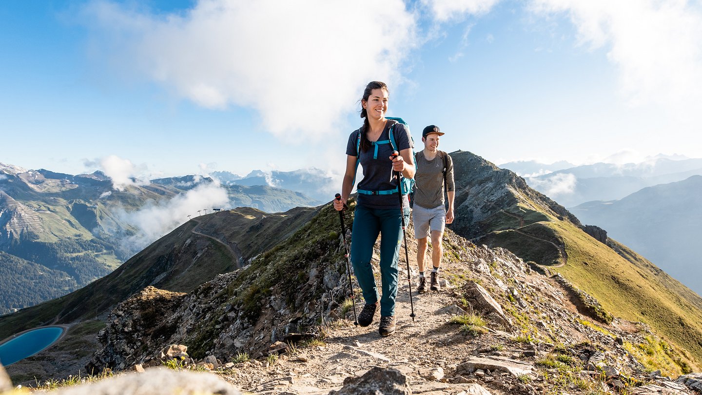 Hikers love the ridge trail from the Jakobshorn in Davos to the Jatzhorn and down into the Sertig Valley.