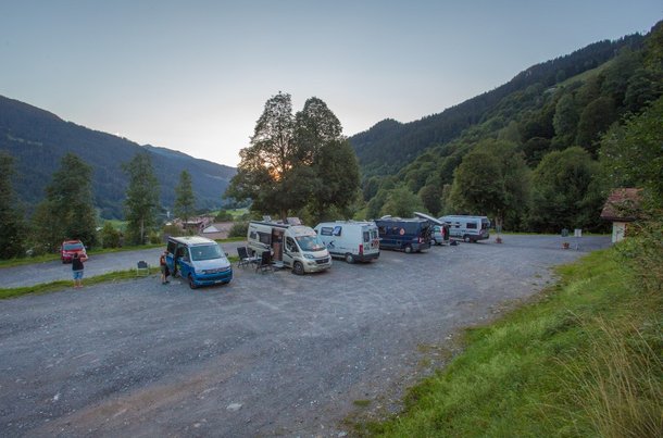 An der Madrisa-Talstation gibt es im Sommer einen Camping-Stellplatz.