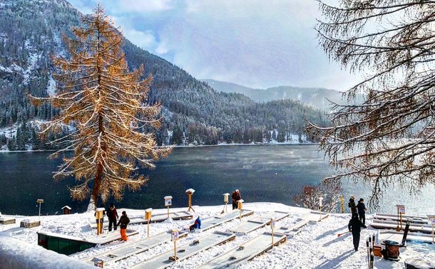 Ice minigolf in winter at Lake Davos in Davos for families.