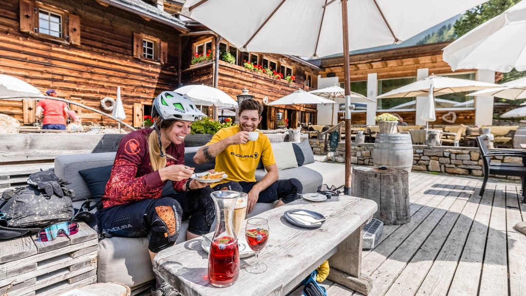 Die Bike-Hotels in Davos Klosters,Schweiz, bietet Vorzüge für Mountainbiker wie ein Bike-Reinigungsplatz mit Wasserschlauch.