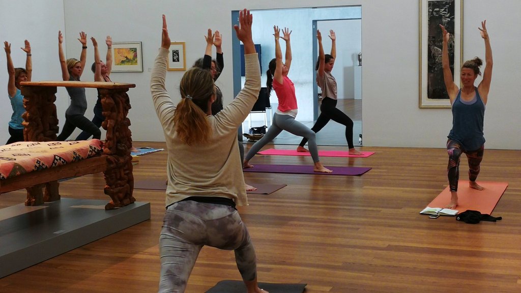 Yoga im Museum ist einer von zehn Schlechtwettertipps in Davos Klosters.