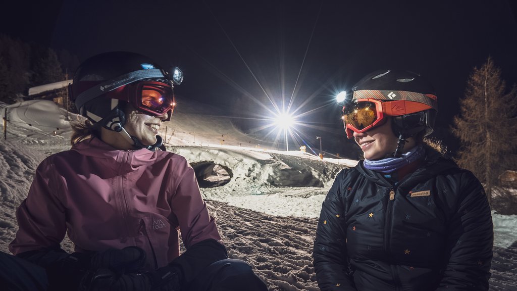 Während der Wintersaison kann man im Skigebiet Rinerhorn in Davos Klosters, Schweiz, zweimal pro Woche von 19 bis 23 Uhr Nachtschlitteln und Nachtskifahren bei Mondschein. 