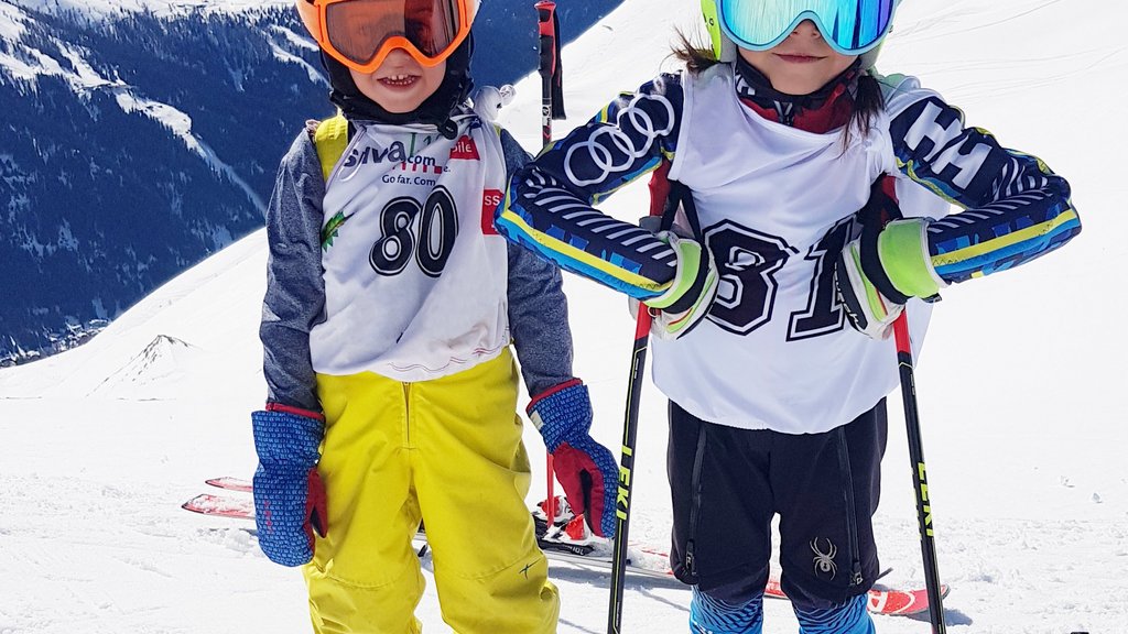 Auch Kinder nehmen am beliebten Skirennen für Zweitwohnungsbesitzer im Skigebiet Parsenn in Davos teil.