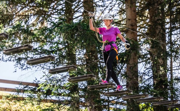 The Davos Adventure Park offers a rope park with different levels of difficulty for all age groups. 