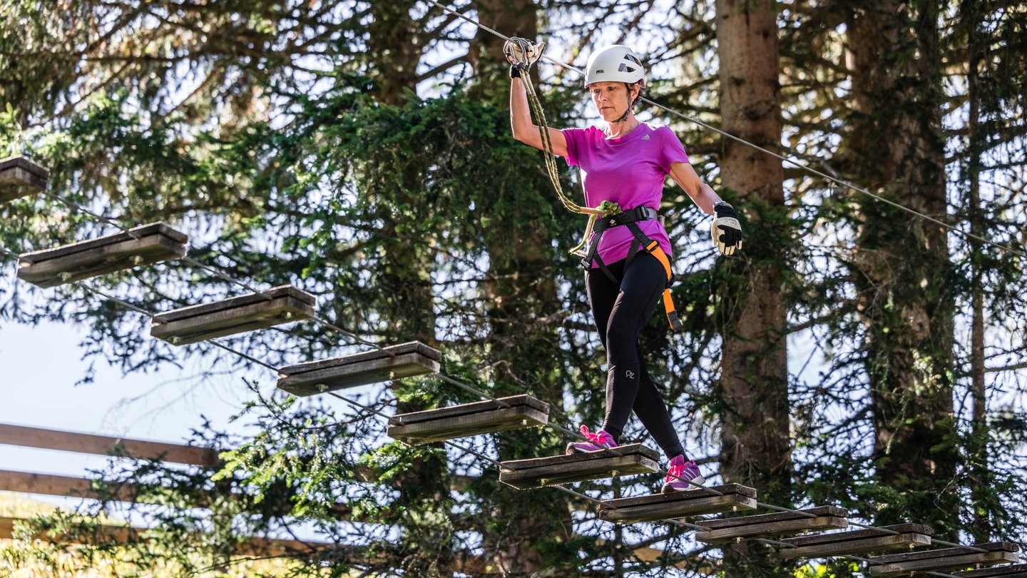 Für den Kick abseits der Gipfel bietet der Davos Adventure Park einen Seilpark mit verschiedenen Schwierigkeitsstufen für alle Altersgruppen. 