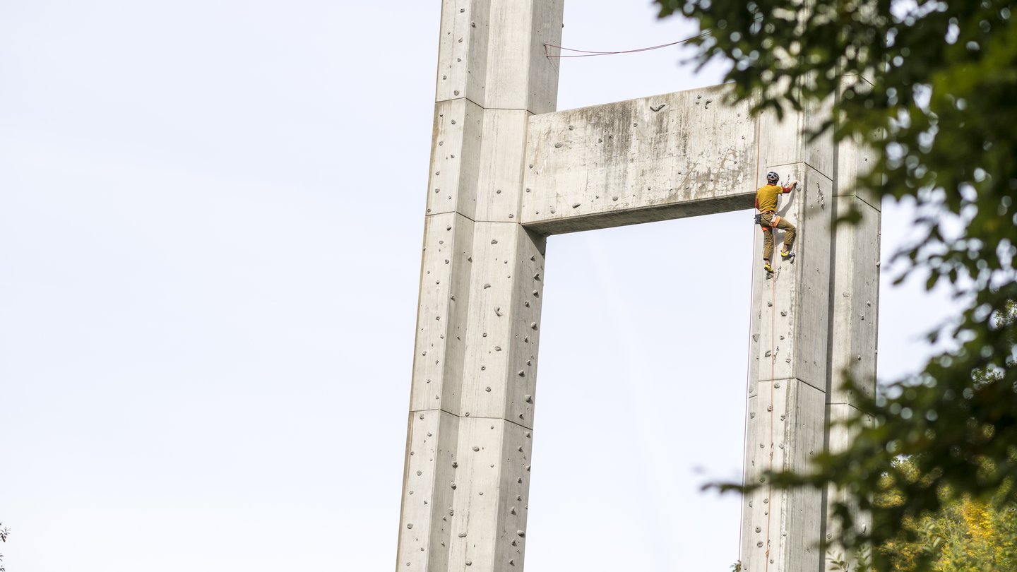 2300 Griffe sind im neuen Kletterpark «Sunnibergbrücke Climbing» in Klosters verbaut worden.